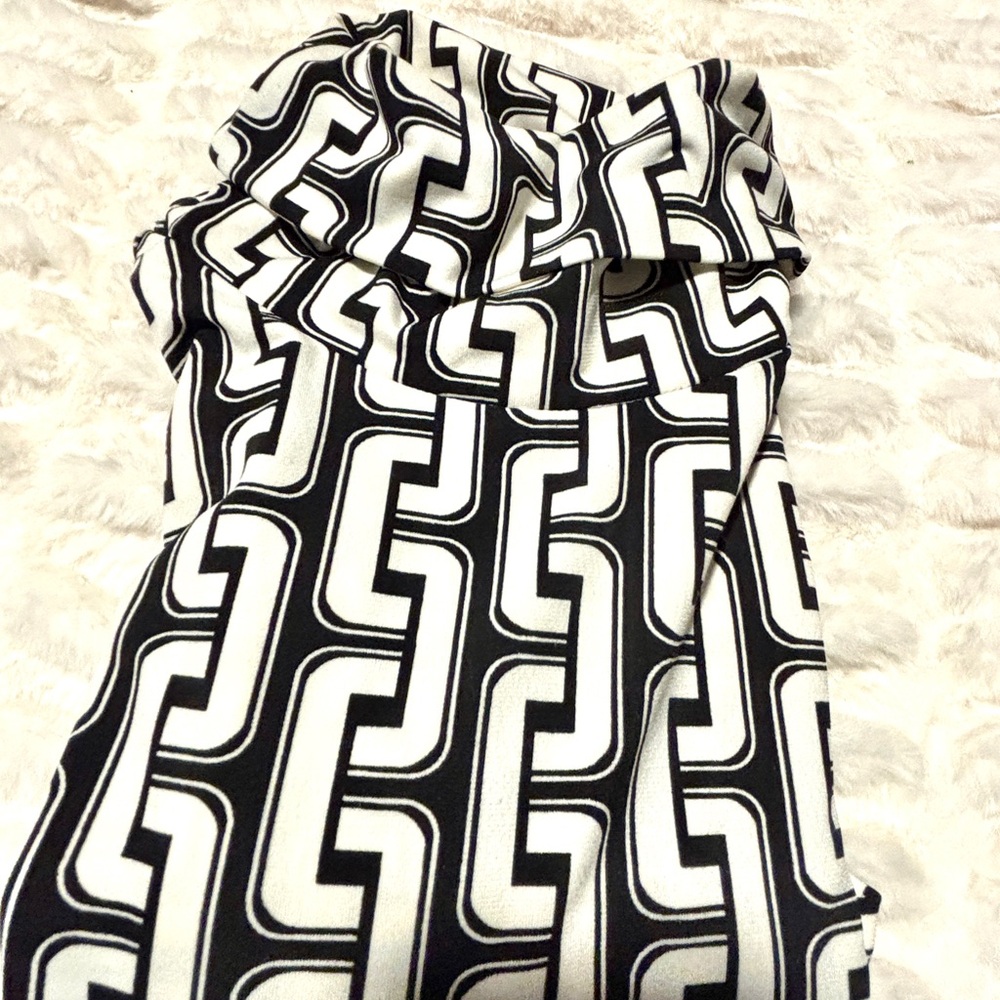 New York & Company Black & White Geometric Print Turtleneck. - Picture 5 of 6